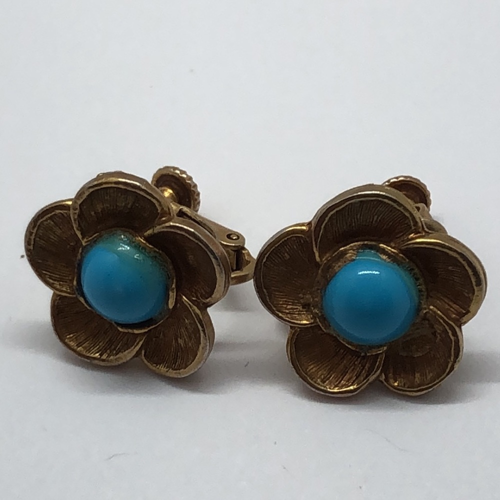 MMA Metropolitan Museum of Art Vtg Screw back Floral gold and turquoise Earrings